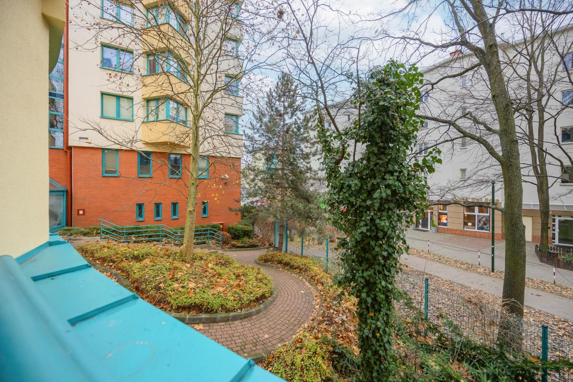 Comfortable With Two Bedrooms & Parking By Renters Warszawa