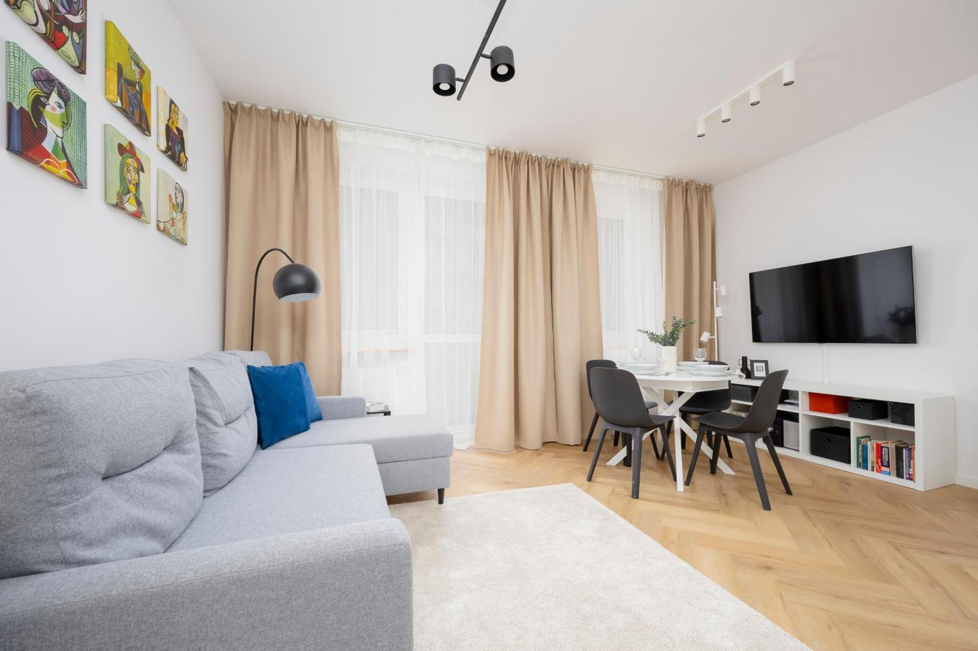 Comfortable With Two Bedrooms & Parking By Renters * Warszawa