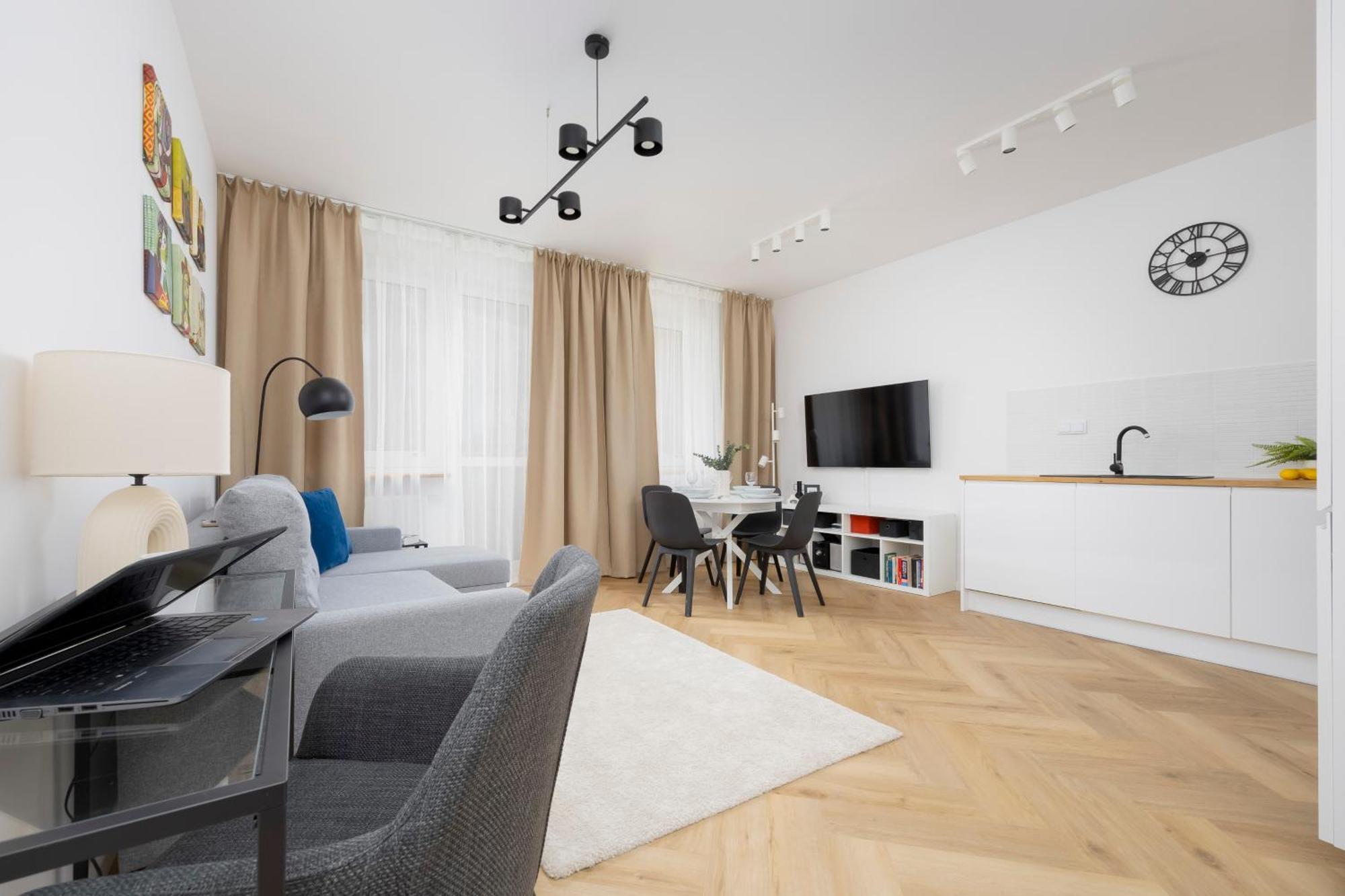 Comfortable With Two Bedrooms & Parking By Renters Apartament *