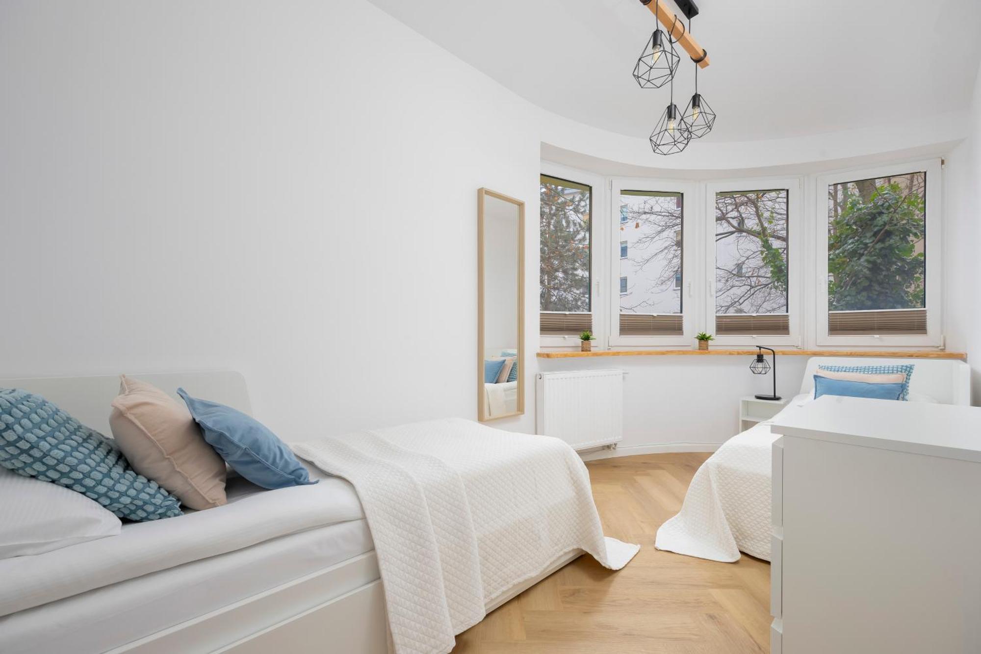 Comfortable With Two Bedrooms & Parking By Renters Warszawa