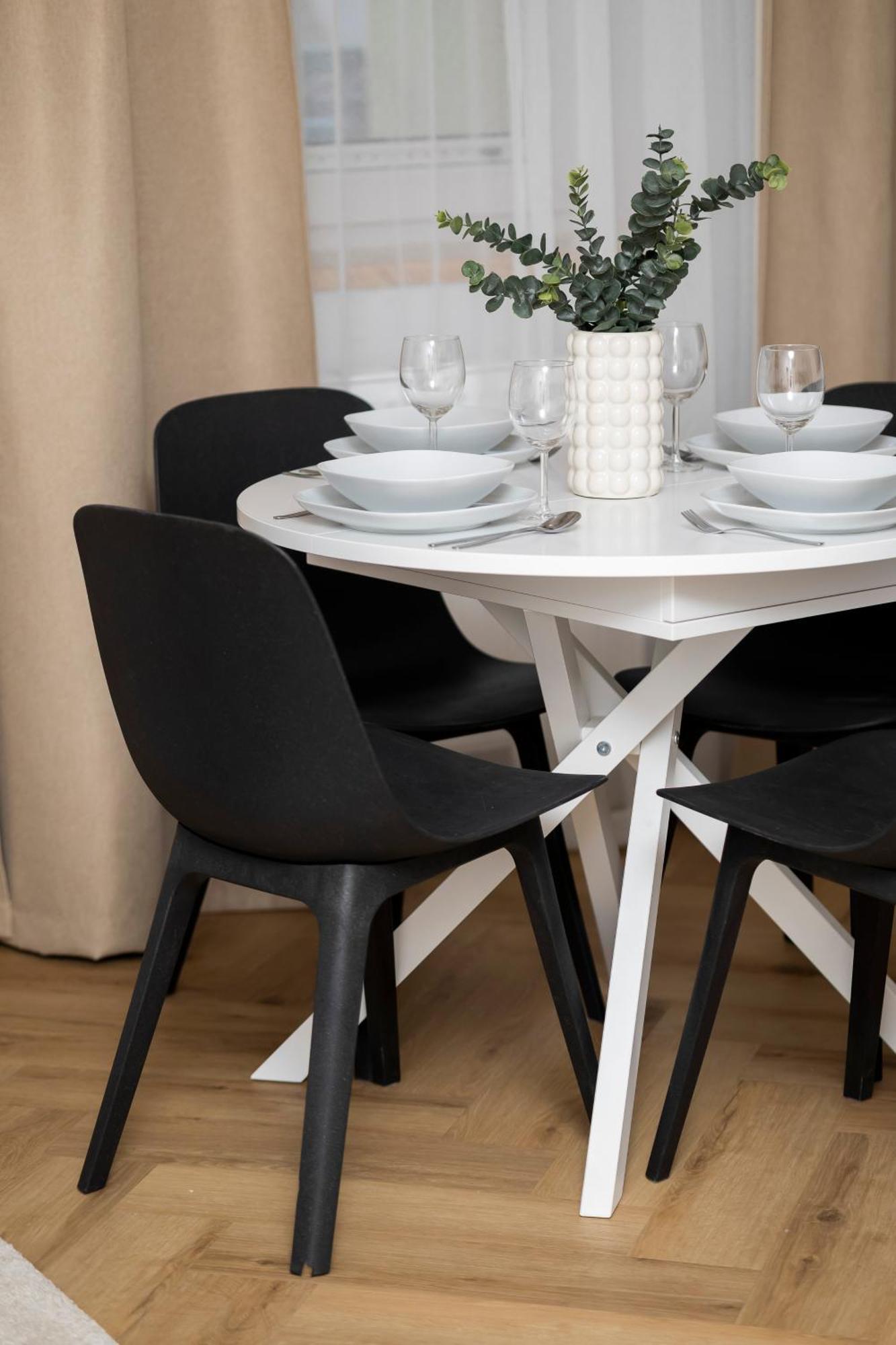 Comfortable With Two Bedrooms & Parking By Renters Apartament