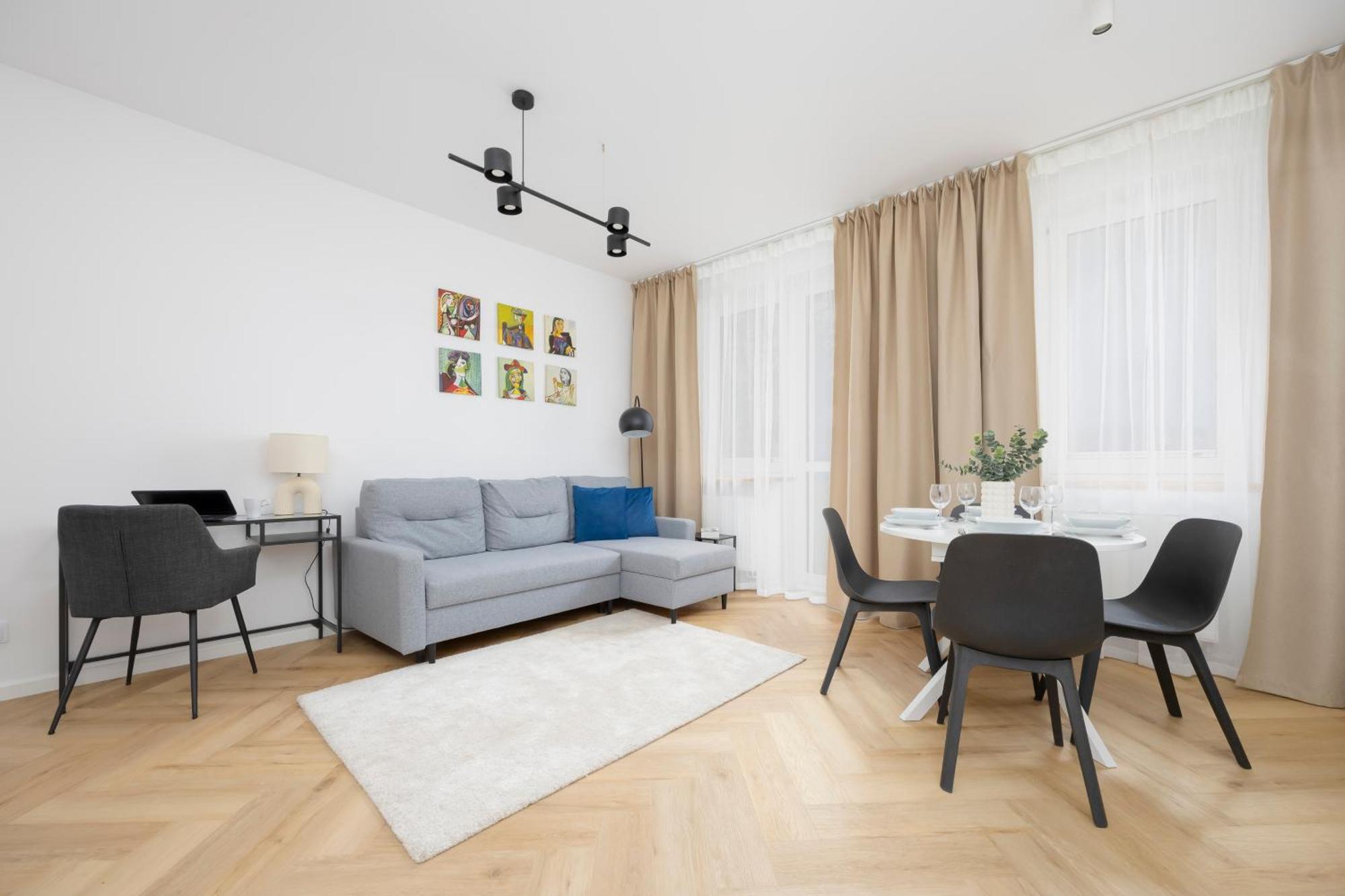 Comfortable With Two Bedrooms & Parking By Renters Apartament *
