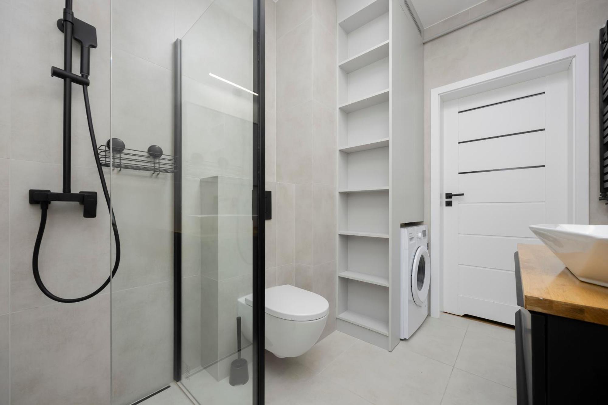 Comfortable With Two Bedrooms & Parking By Renters Warszawa
