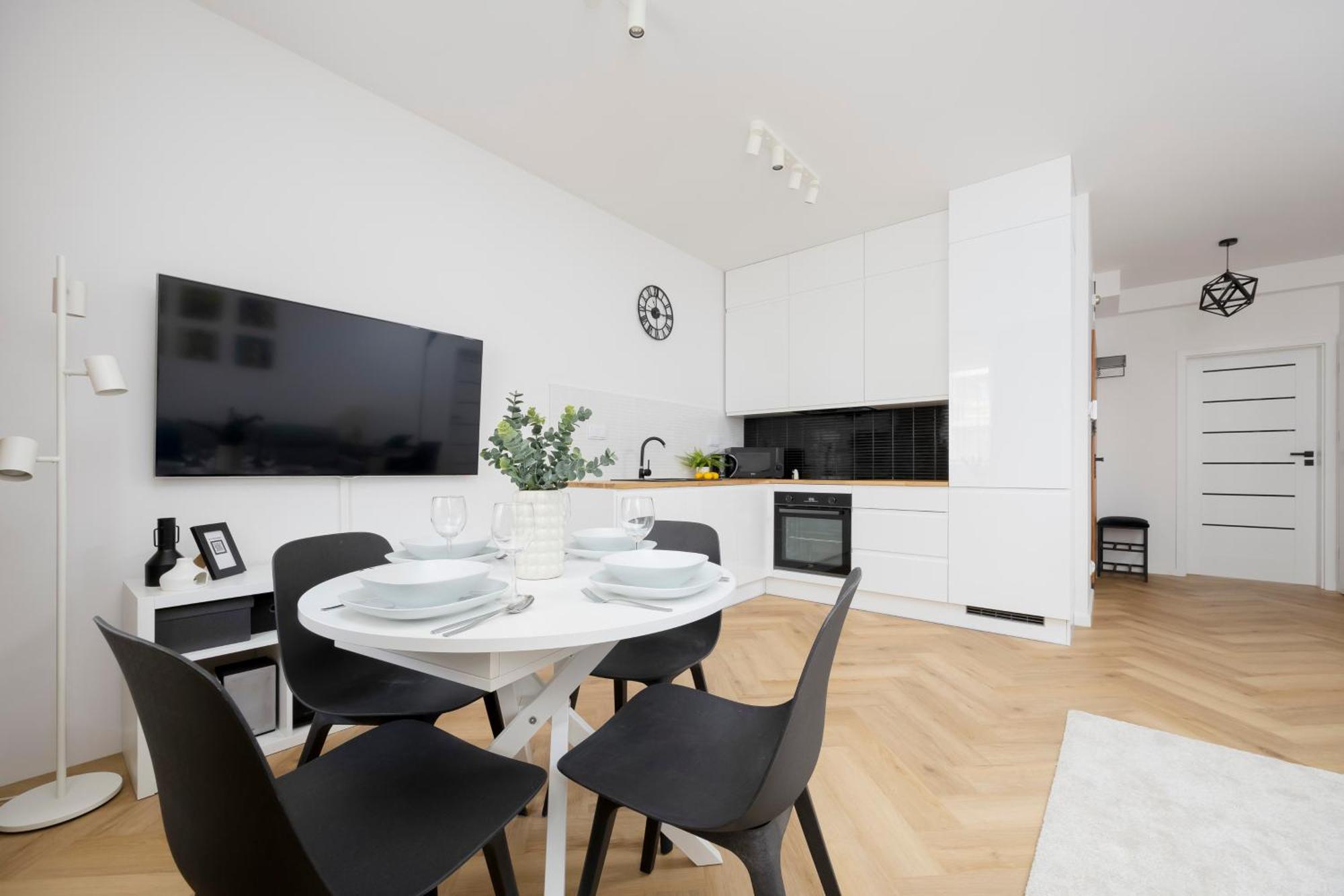 Comfortable With Two Bedrooms & Parking By Renters Warszawa
