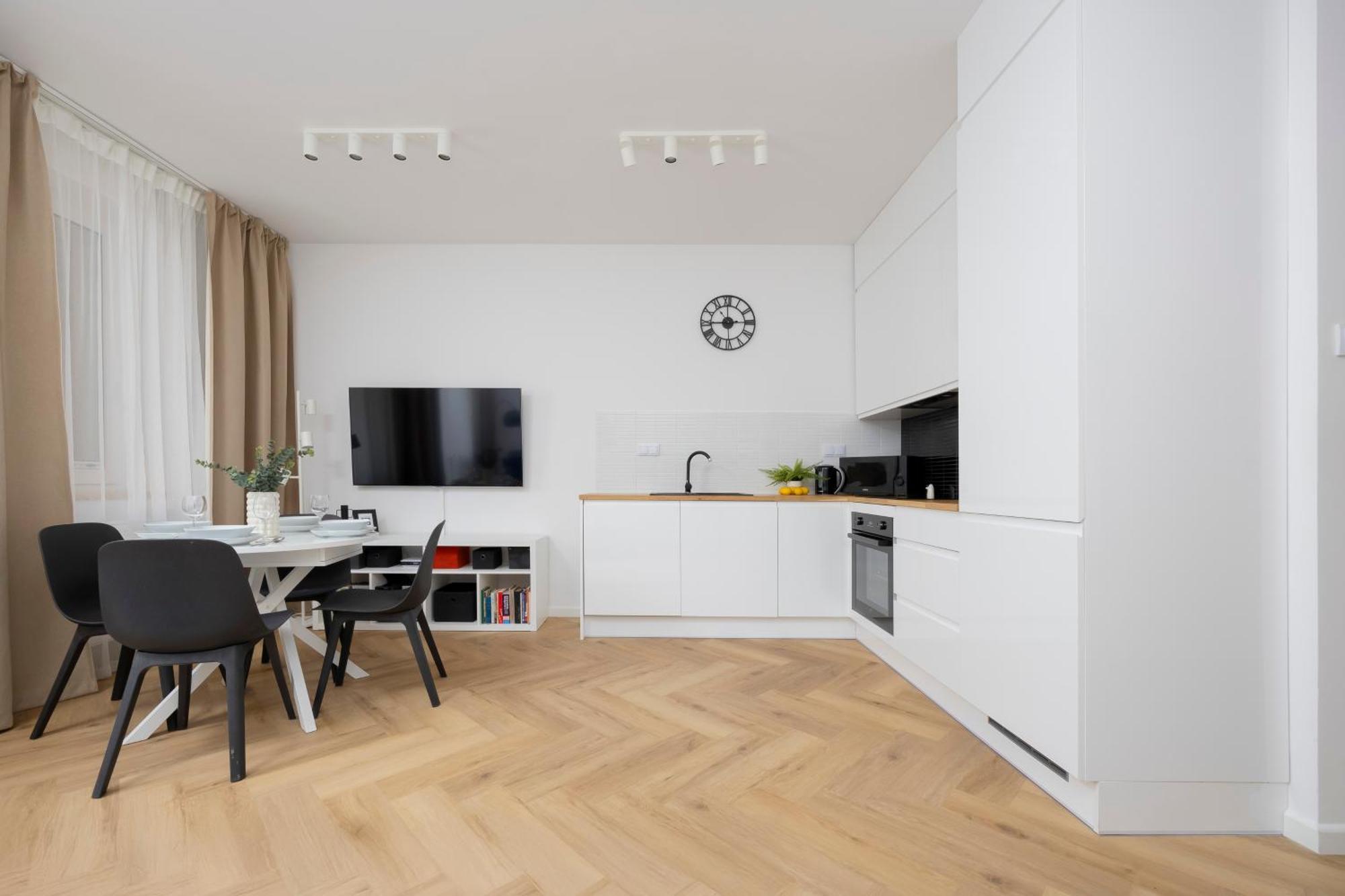 Comfortable With Two Bedrooms & Parking By Renters Apartament