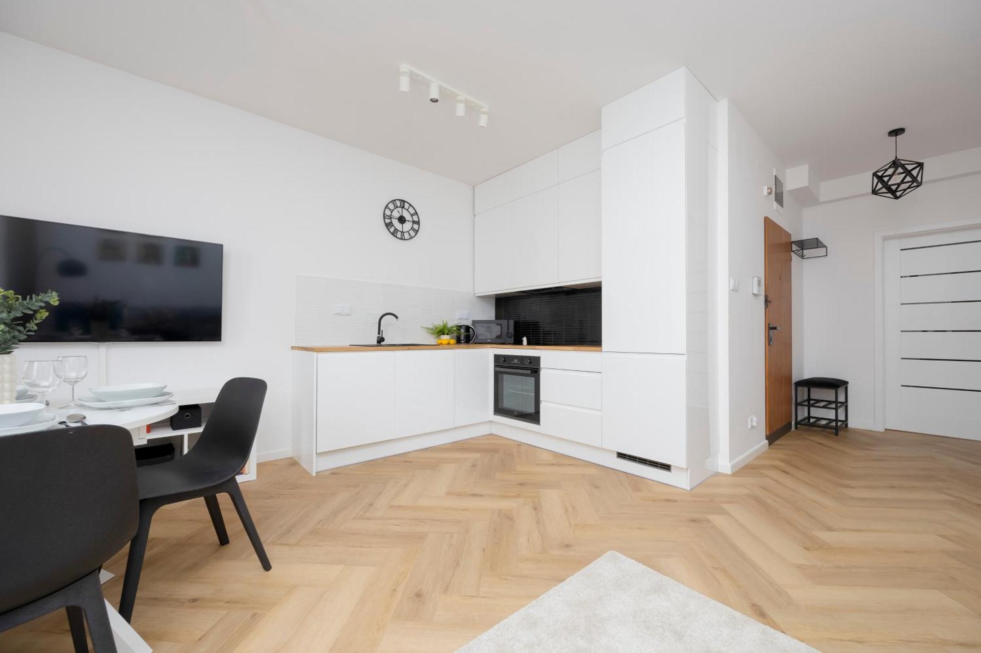 Comfortable With Two Bedrooms & Parking By Renters Apartament *