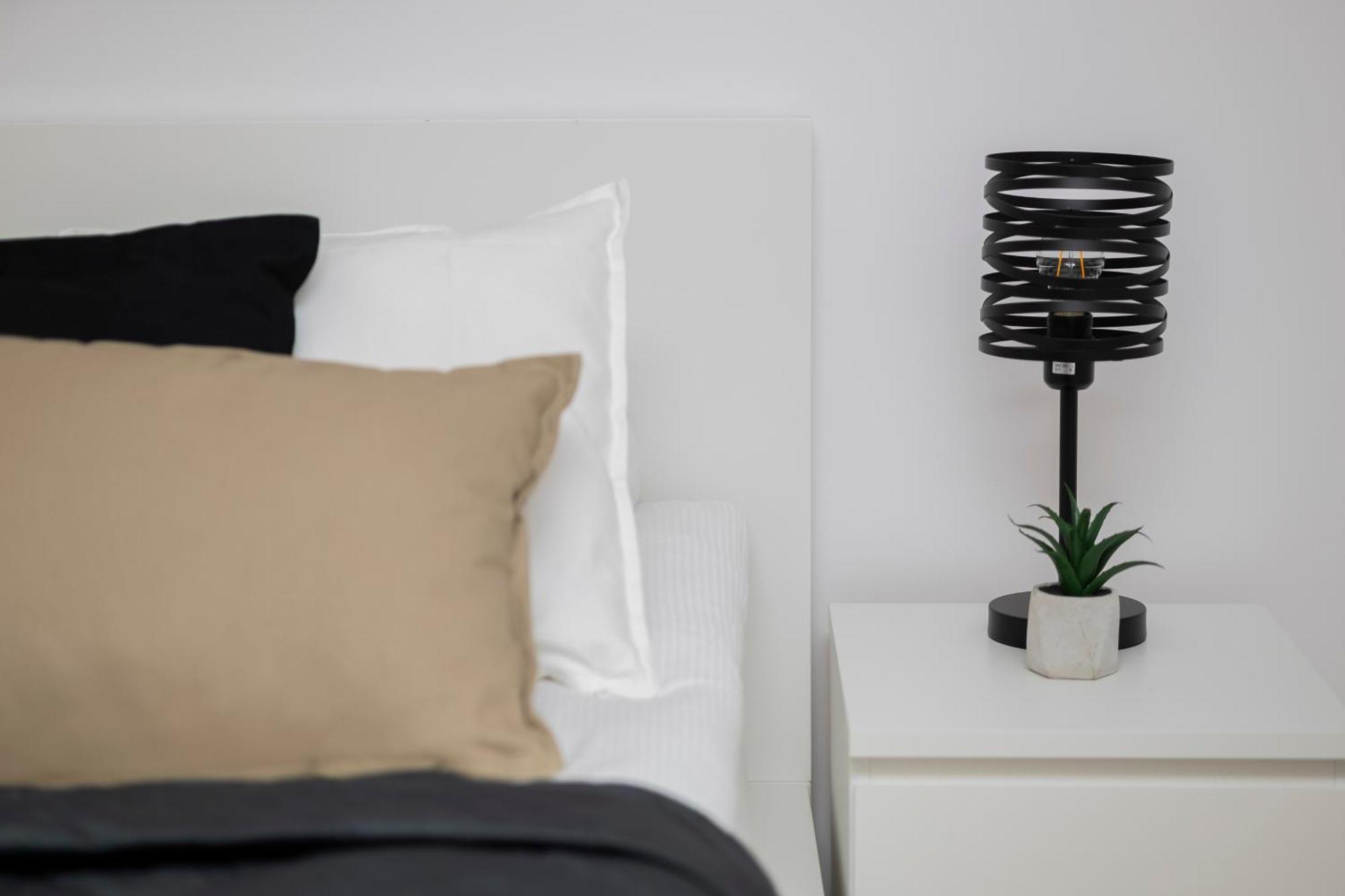 Comfortable With Two Bedrooms & Parking By Renters Warszawa