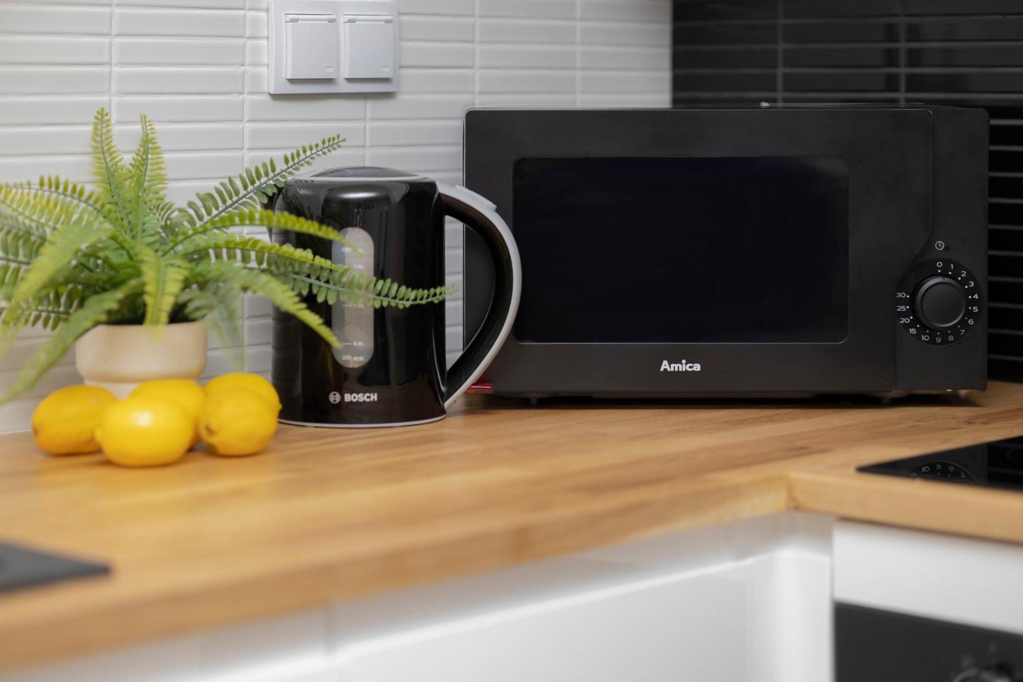 Comfortable With Two Bedrooms & Parking By Renters Apartament