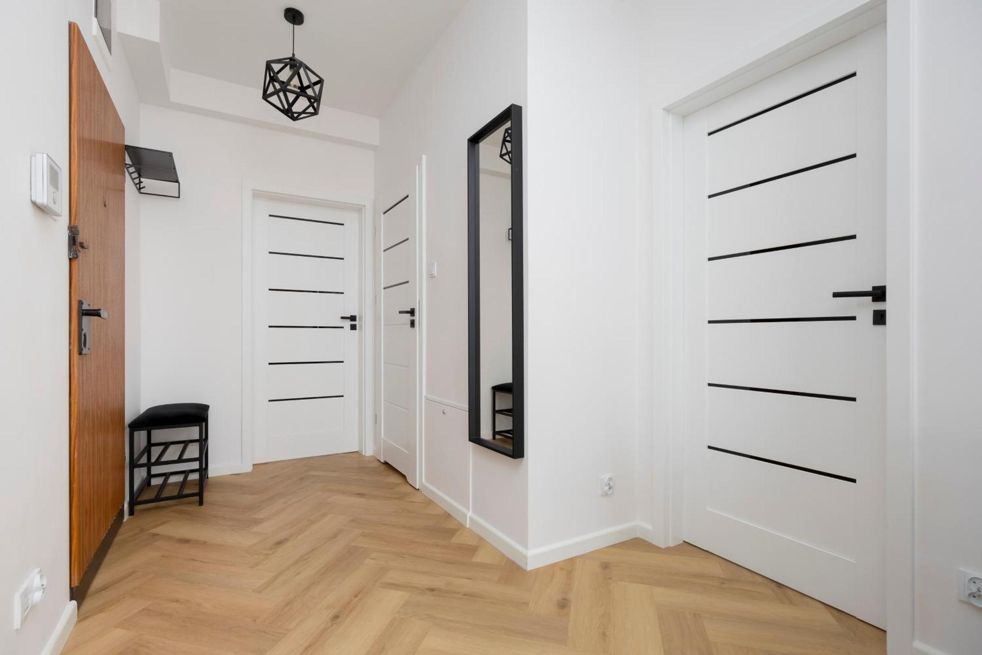 Comfortable With Two Bedrooms & Parking By Renters Apartament Warszawa